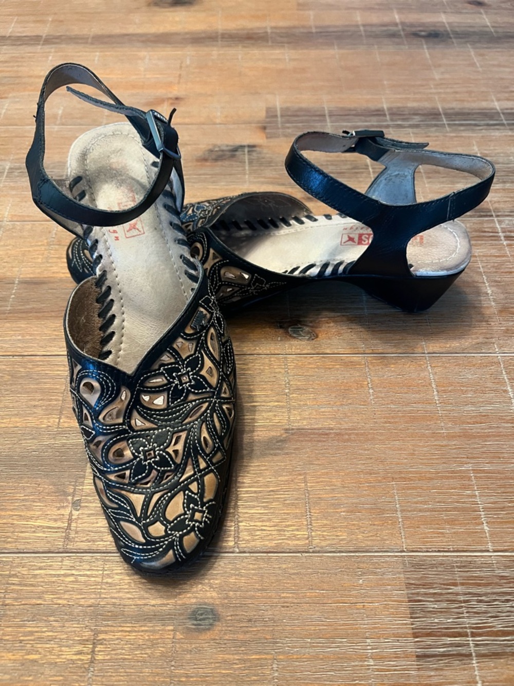 Pikolinos women’s shoes. Absolutely gorgeous leather design! Size 40 or US size